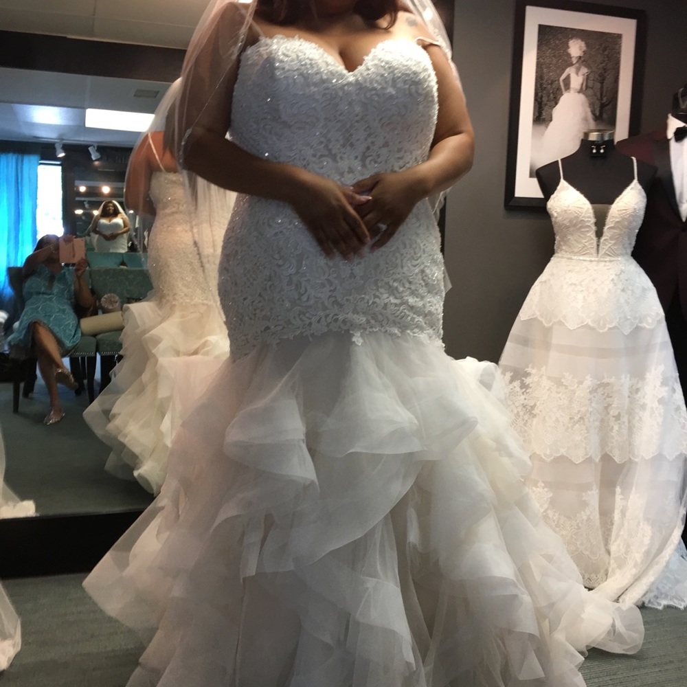 Wedding dress Size 28 - Essence of Australia